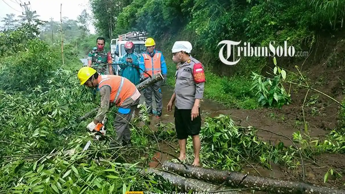 Kisah Vaksinator Polres Boyolali: Terjebak Tanah Longsor, Setengah Jam Tertahan di Lereng Merbabu  