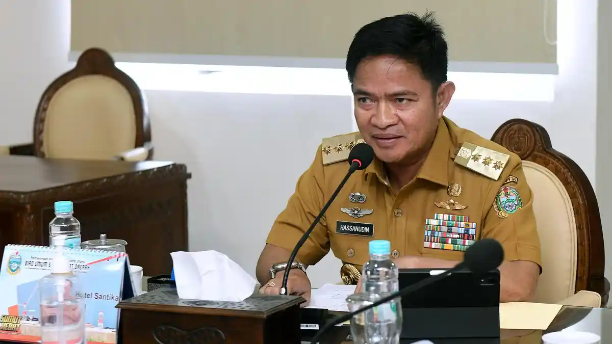 Hassanudin Serahkan Tunggul Kecamatan Terbaik Kategori Kota Tingkat Provinsi