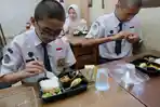 Senilai-Rp-15-Ribu-Begini-Penampakan-Makan-Siang-Bergizi-Gratis-dari-Pemkot-Palembang.jpg