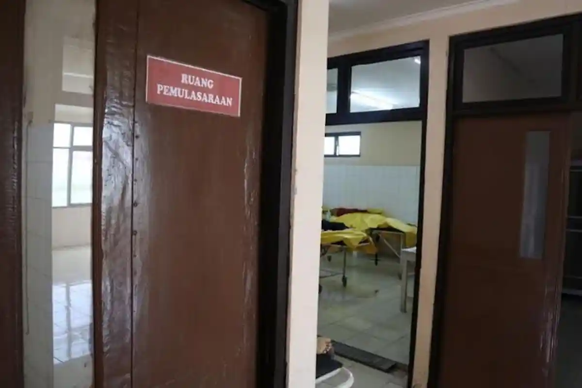 Tak Sadar Berada di Kamar Mayat saat Berteduh, Pria Ini Santai Tidur di Dipan Tempat Jenazah