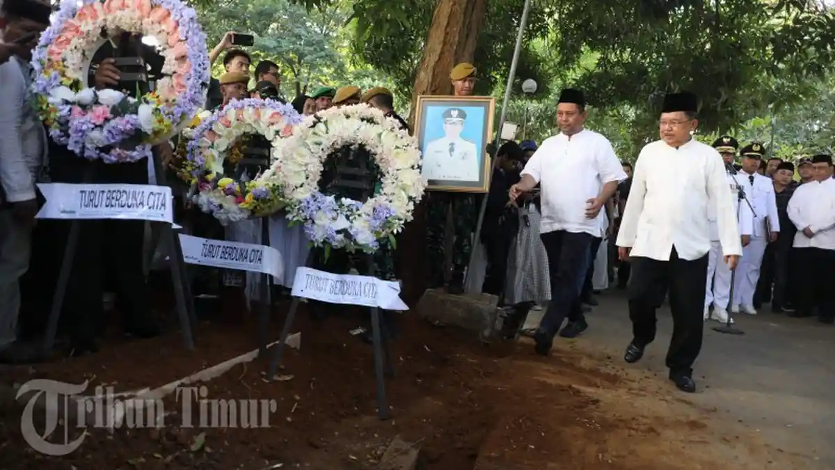 FOTO : Pemakaman Militer Amin Syam - pemakaman-aminsyam8.jpg