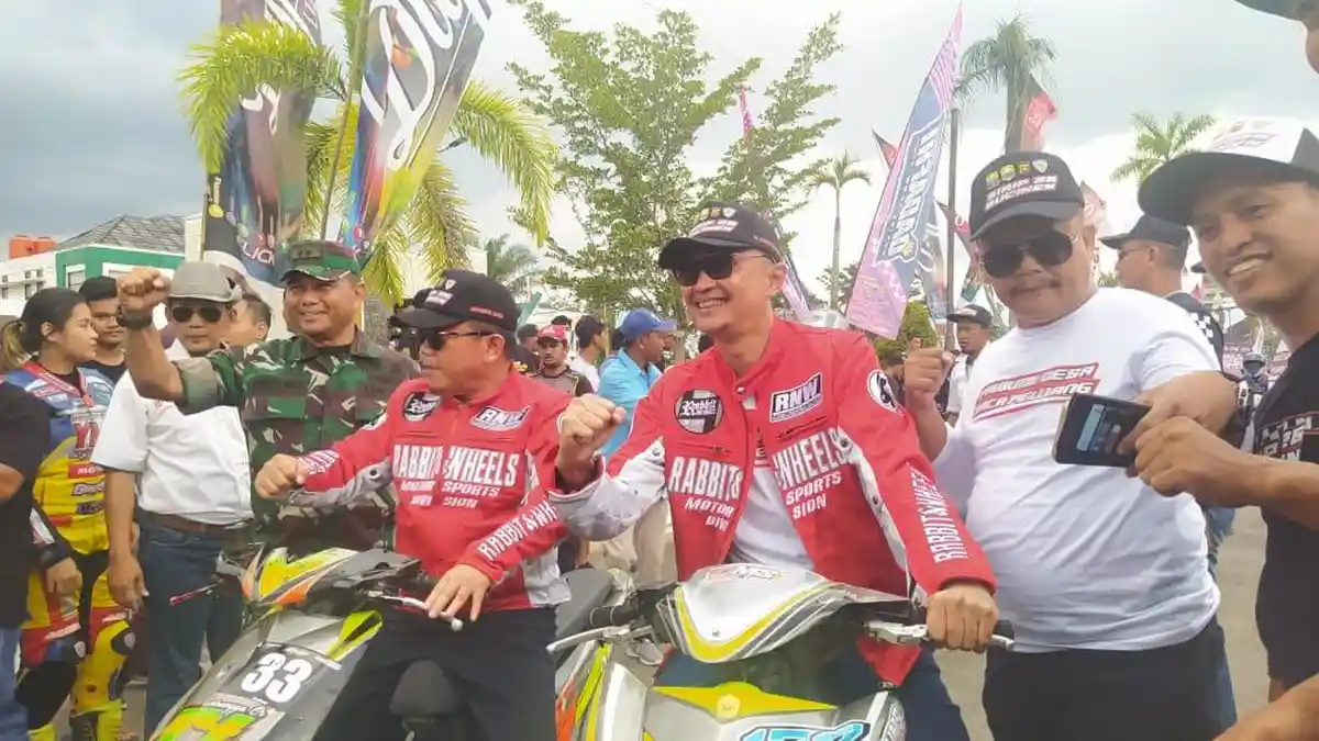 Gubernur Jambi Al Haris dan Bachyuni Jajal Sirkuit Bukit Cinto Kenang