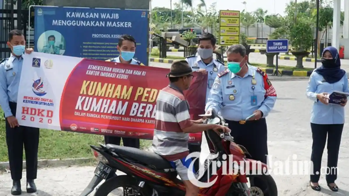 Kantor Imigrasi Kediri Gelar Bakti Sosial Ingatkan Pandemi Covid-19 Belum Berakhir