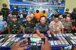 122-smartphone-ilegal-merek-appel-iphone-xiomi-google-pixel-diselundupkan-dari-batam-ke-riau.jpg