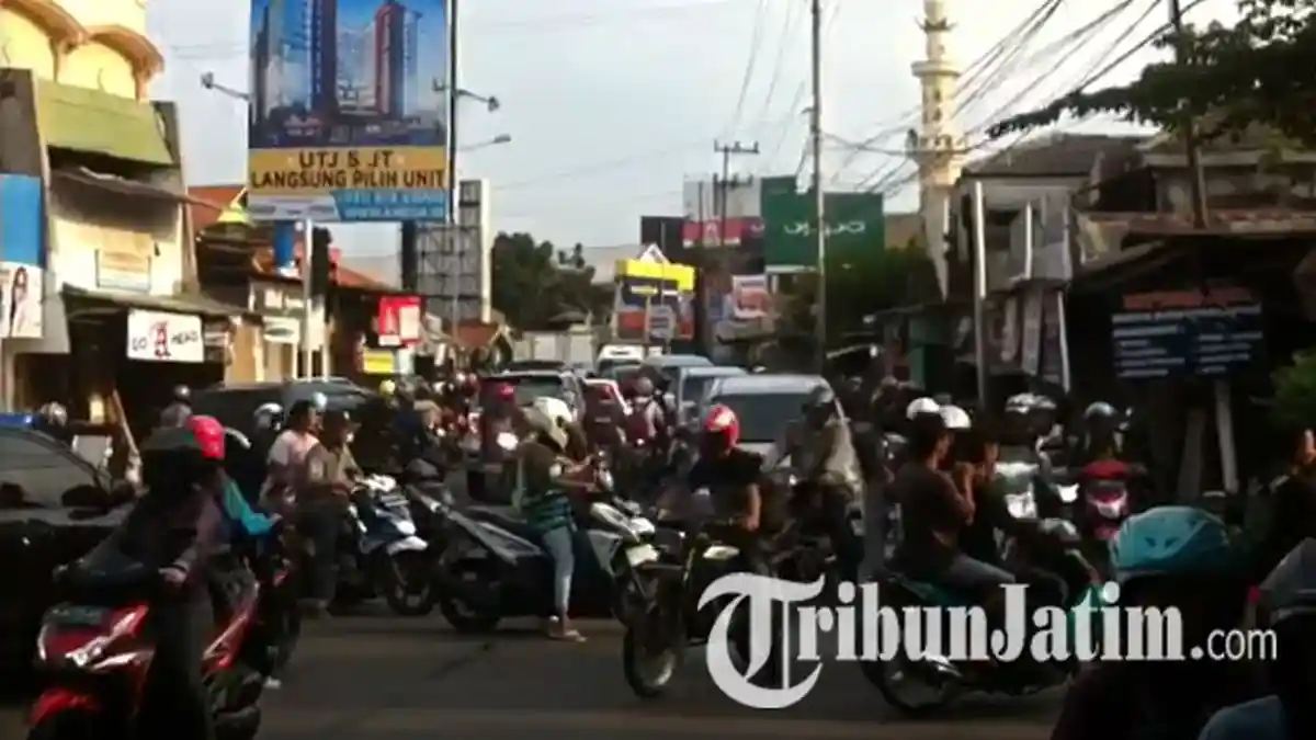 Sore Ini, Persimpangan Pondok Candra Padat Merayap, Tak Ada Polisi Mengatur