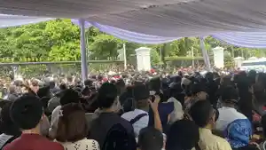 Ribuan-warga-antre-di-Istana-Merdeka.jpg