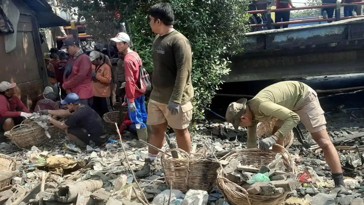 Banjir Tambak Osowilangun: Jalur Surabaya-Gresik Lumpuh Akibat Sampah dan Rob
