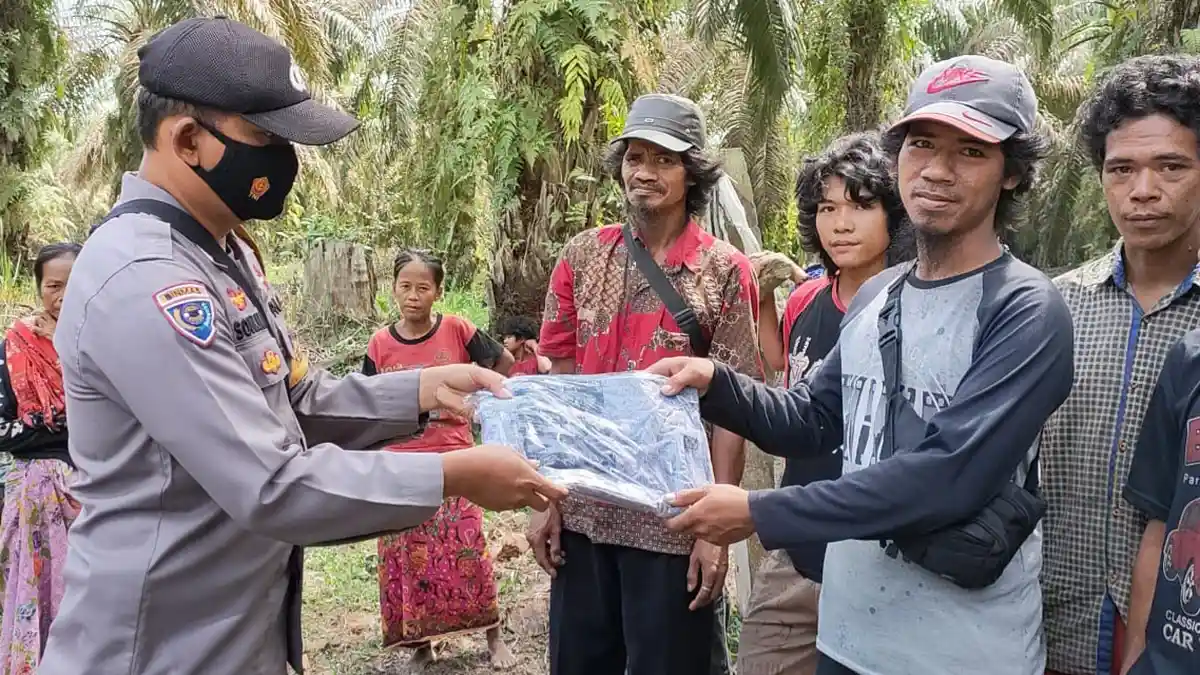 Polsek Muara Tabir Bagikan Bantuan 400 Helai Baju Untuk SAD
