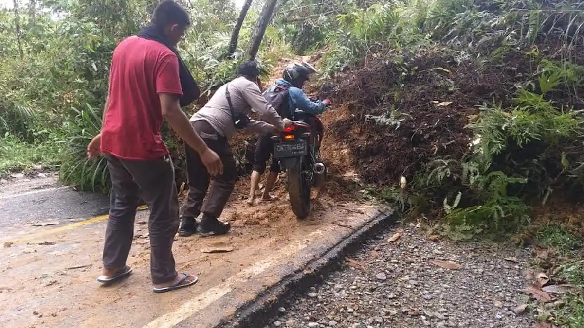 Longsor di Mangkutana Luwu Timur, Jalan Poros Sulsel-Sulteng Putus