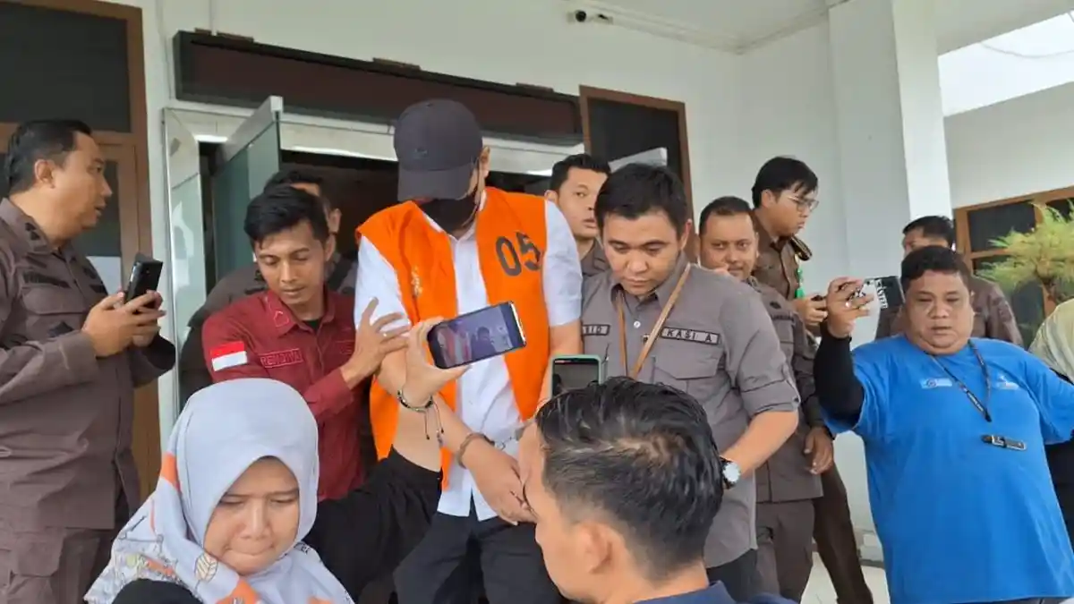 Ditetapkan Sebagai Tersangka Korupsi, Mantan Dirops PT Timah Kenakan ...