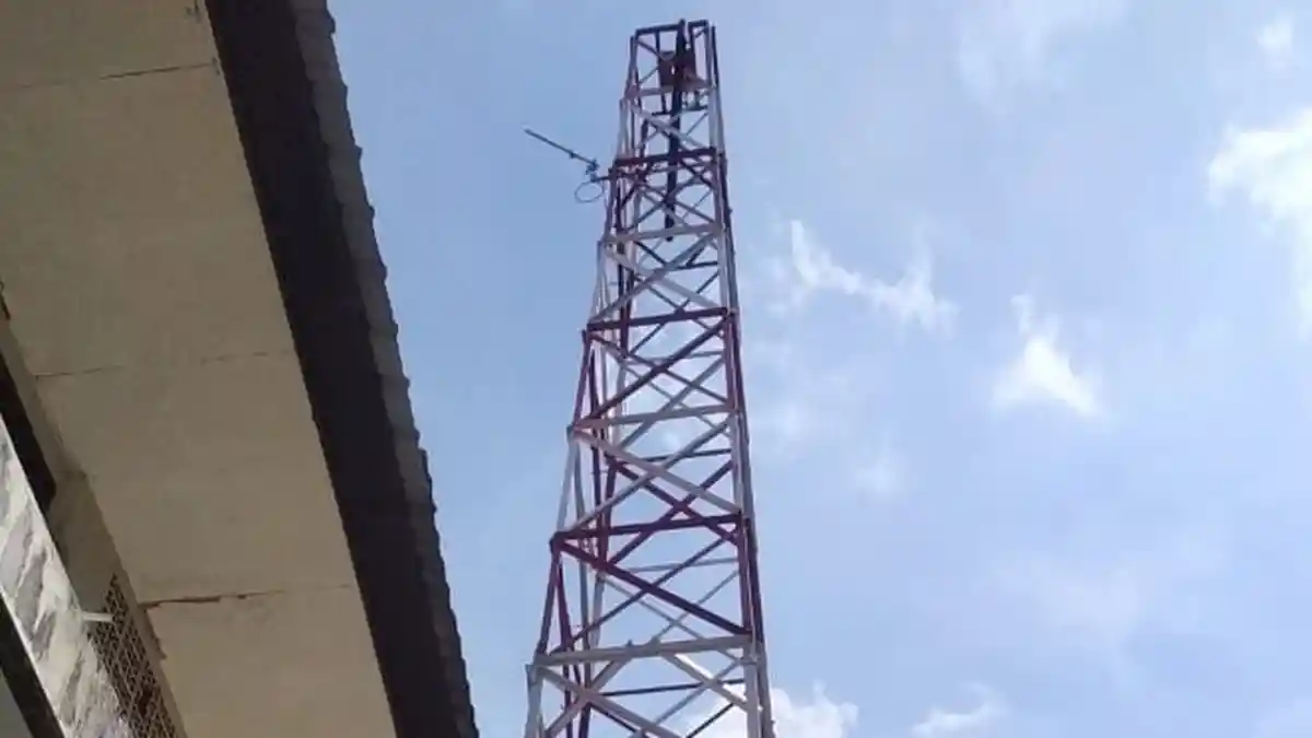 Orang Gila di Tebet Selamat setelah Melonpak dari Tower setinggi 12 Meter
