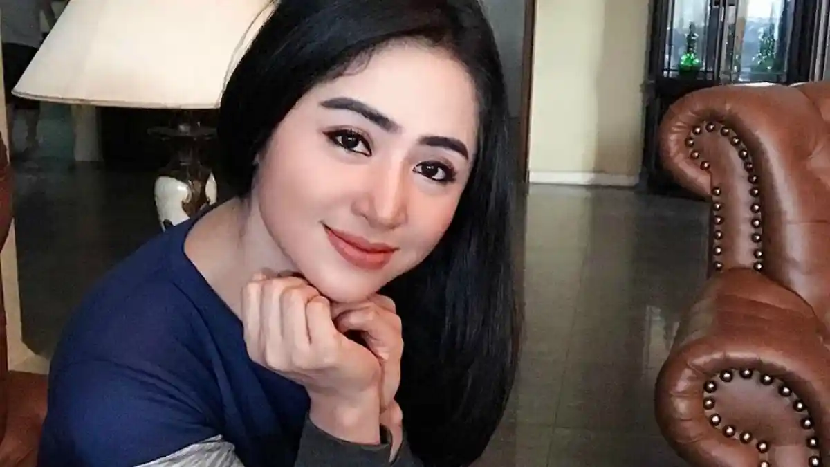 Foto Bareng Dewi Perssik, Perhatikan Celana yang Dikenakan Dul! Ada yang Janggal!