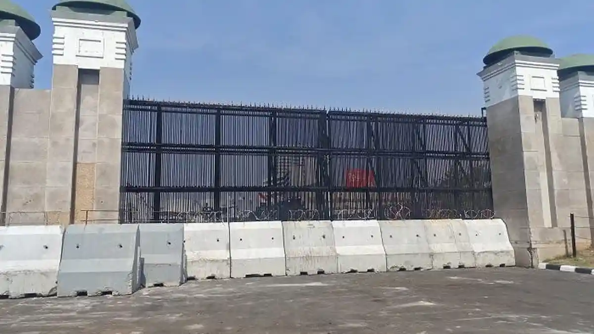 Pagar Beton Berduri Terpasang di Depan Gedung DPR, Antisipasi Pendemo Tolak Revisi UU Pilkada