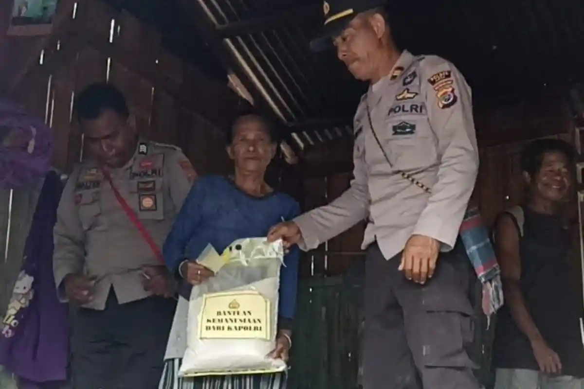 Polsek Waigete Sikka Salurkan Bantuan Beras Untuk Anak Disabilitas