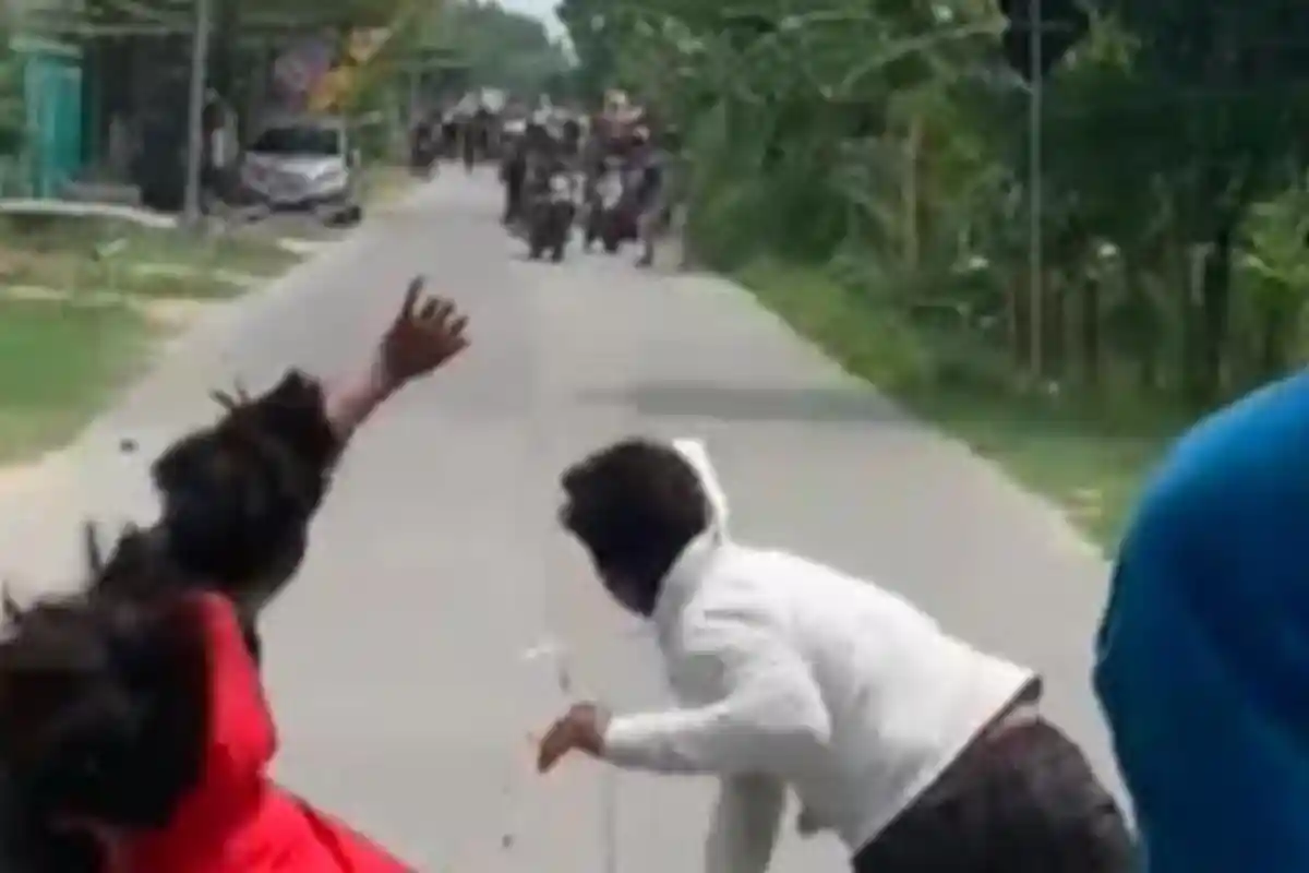 Pendukung Teguh-Farida di Pilkada Bojonegoro 2024 Saling Lempar Batu Dengan Warga di Kepohbaru