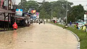 Banjir-Kendari-Sulawesi-Tenggara-Jalan-HEA-Mokodompit-Kelurahan-Kambu-terendam-air.jpg