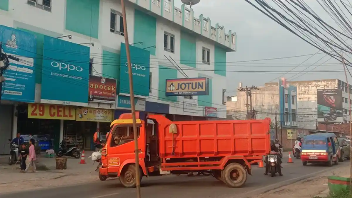 Sejumlah Kendaraan Paksa Masuk ke Simpang Jalinbar Pringsewu Lampung, Akibatkan Antrean