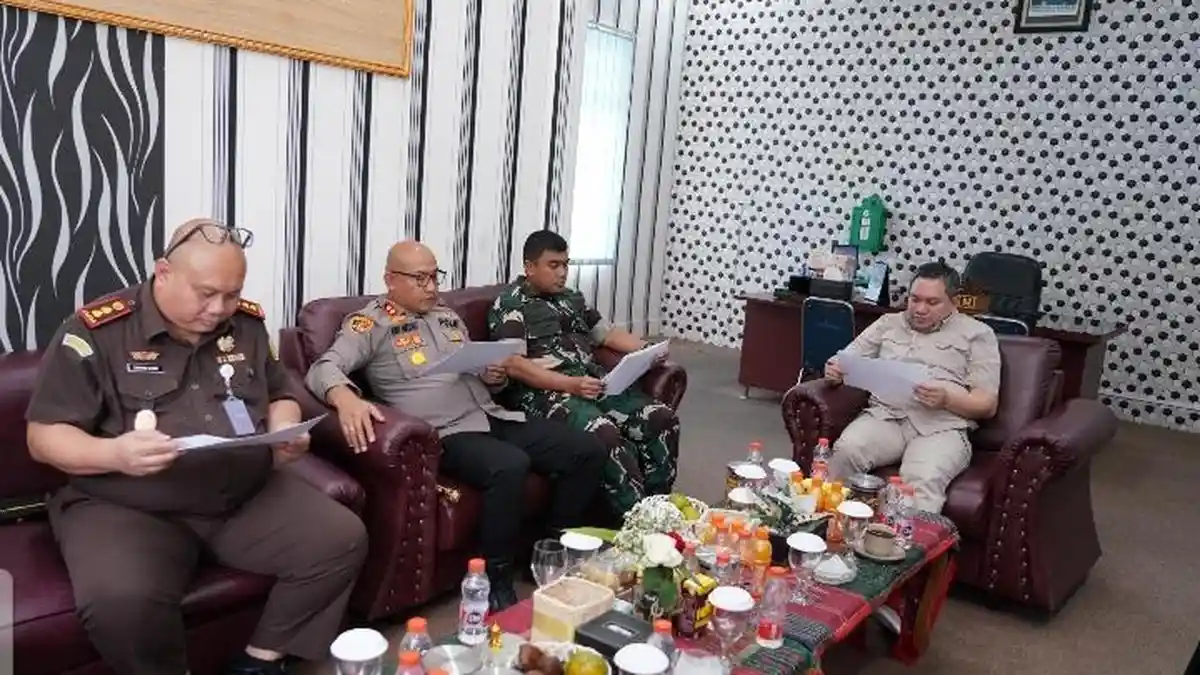 Bupati Pakpak Bharat Franc Bernhard Tumanggor Pimpin Rapat Forkompinda