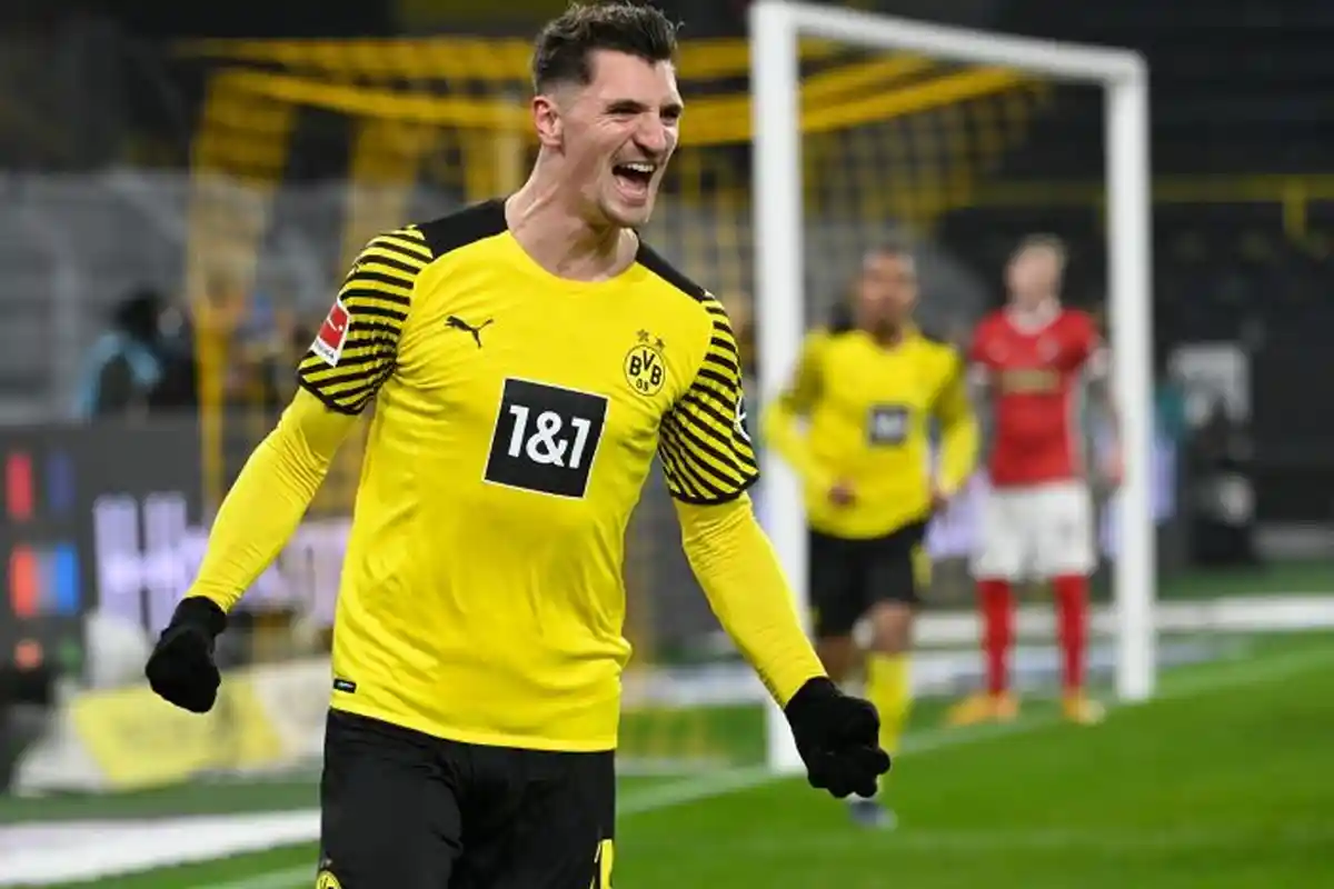 Gagal Datangkan Pemain Chelsea dan Villarreal, Barcelona Incar Bek Borussia Dortmund