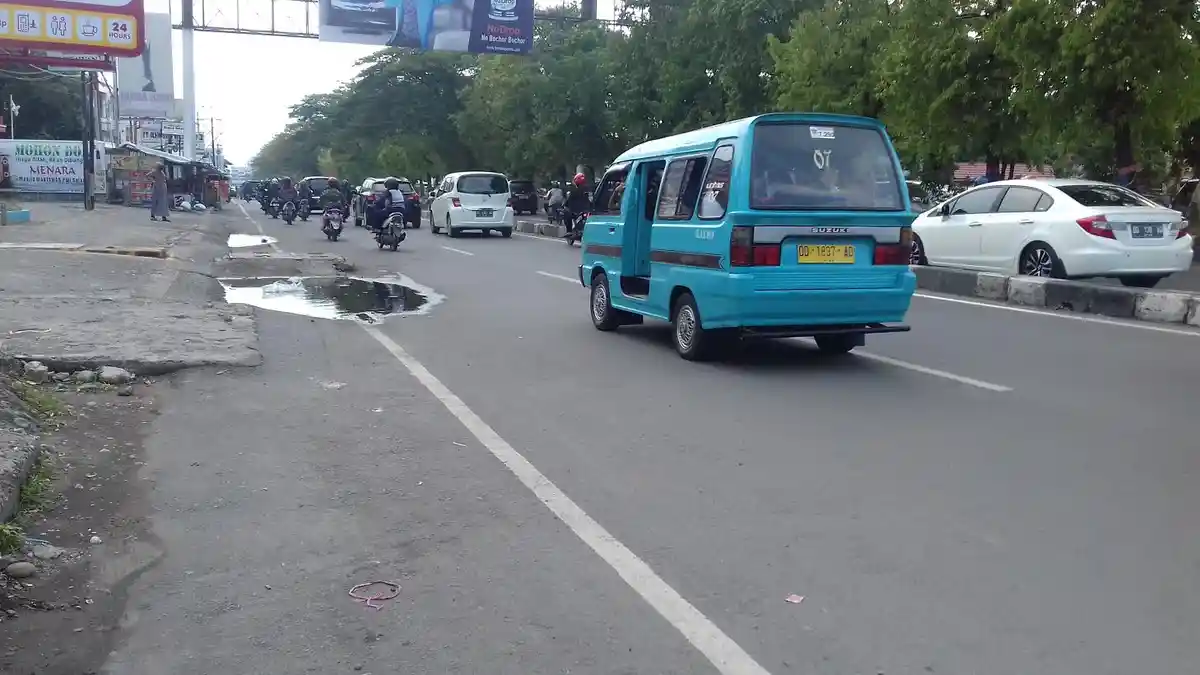 Pukul 16.40 Wita, Jl AP Pettarani Depan Gedung PWI Lancar