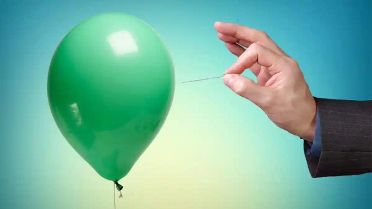 Balon Ini Tidak Pecah Meskipun Ditusuk, Kok bisa? Begini Trik dan Penjelasaanya