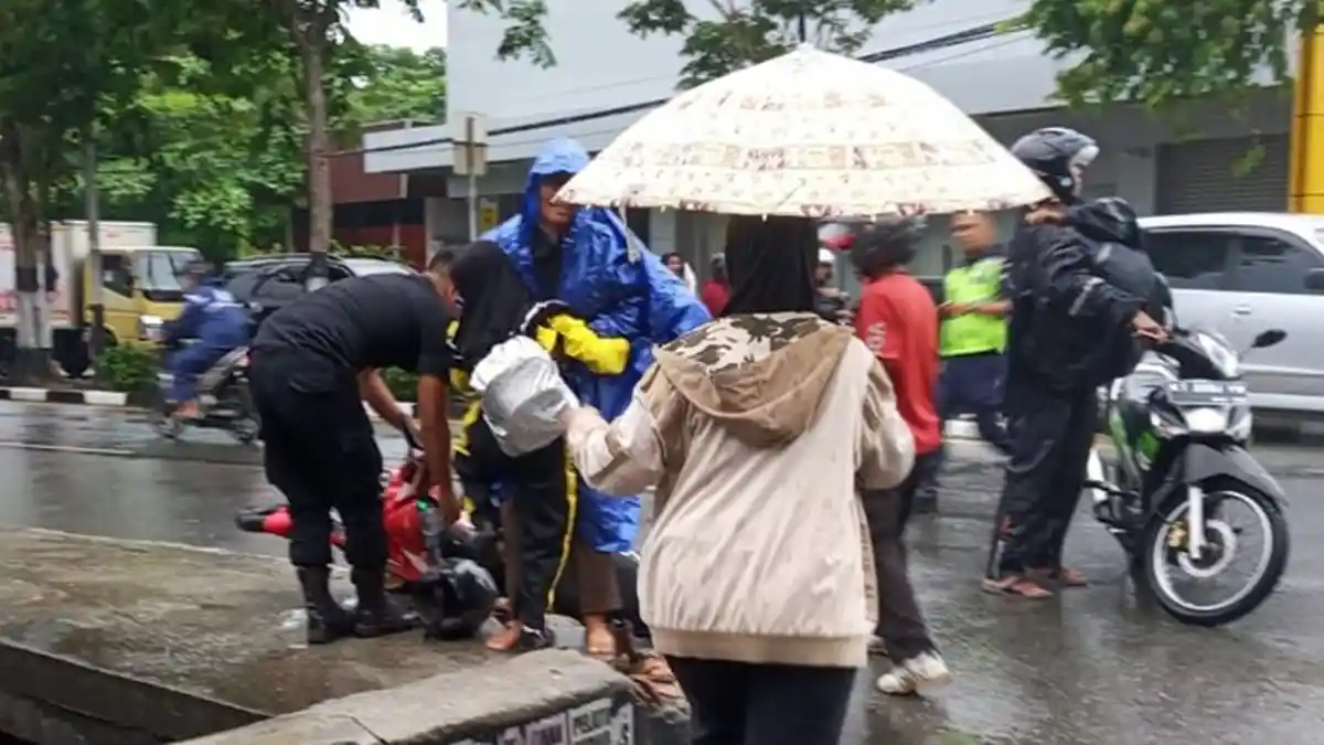 Kecelakaan Adu Banteng di Balikpapan, Briptu Gagas Vidadi Anggota Brimob Kaltim Sigap Bantu Evakuasi