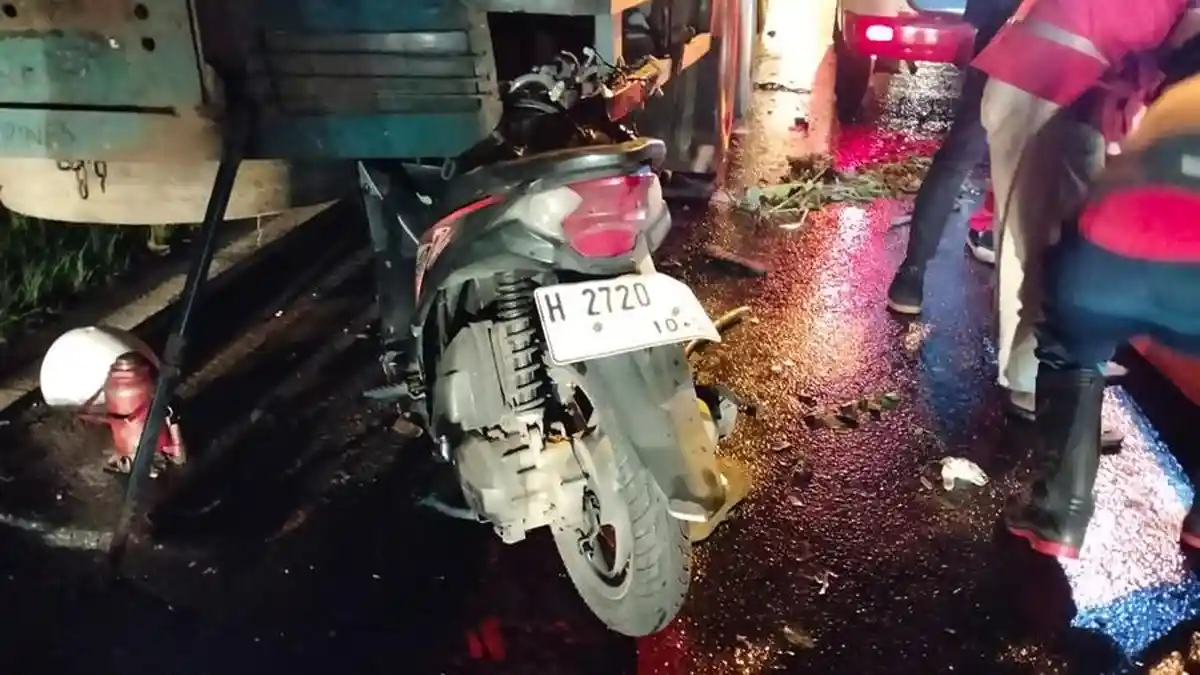 Sabtu Malam Aimar Tewas Kecelakaan di JLS Salatiga, Motor Tabrak Tronton Hingga Ringsek