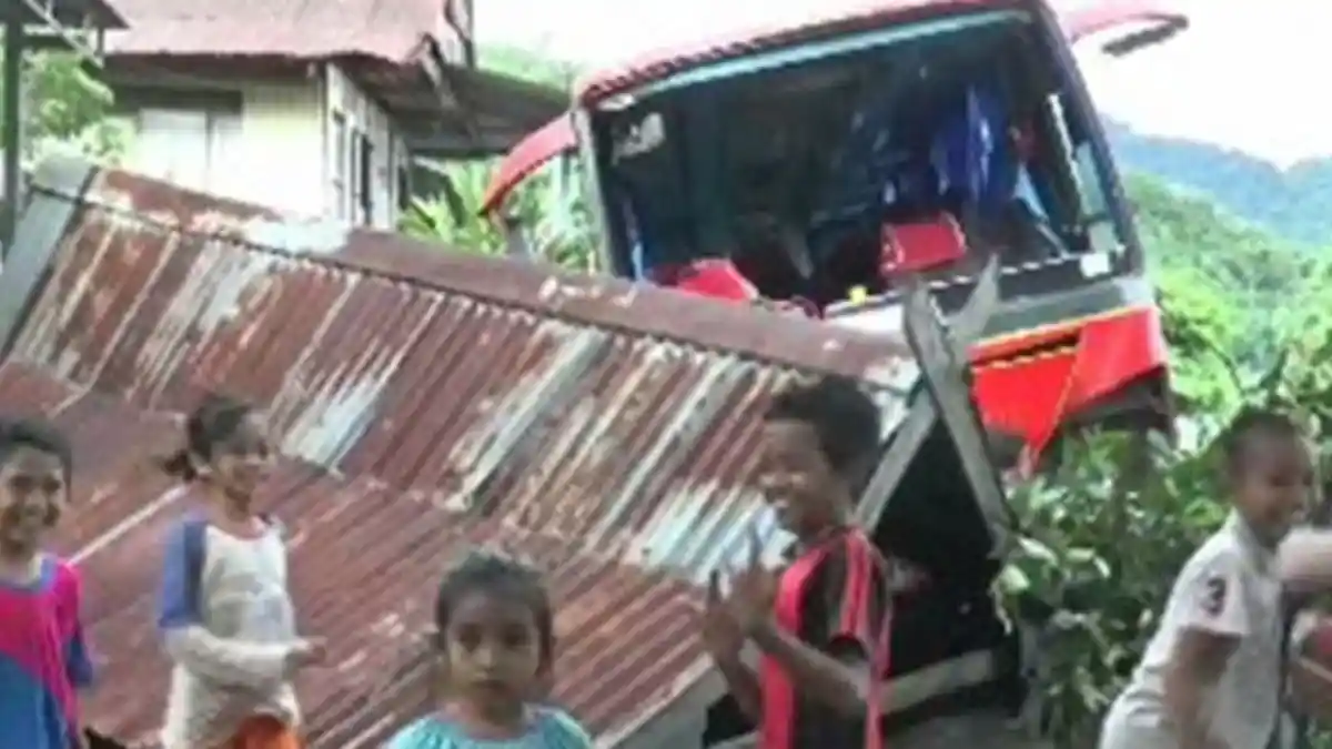 Bus Liman Tujuan Makassar Kecelakaan, Bus Unand Terguling - Tribun ...