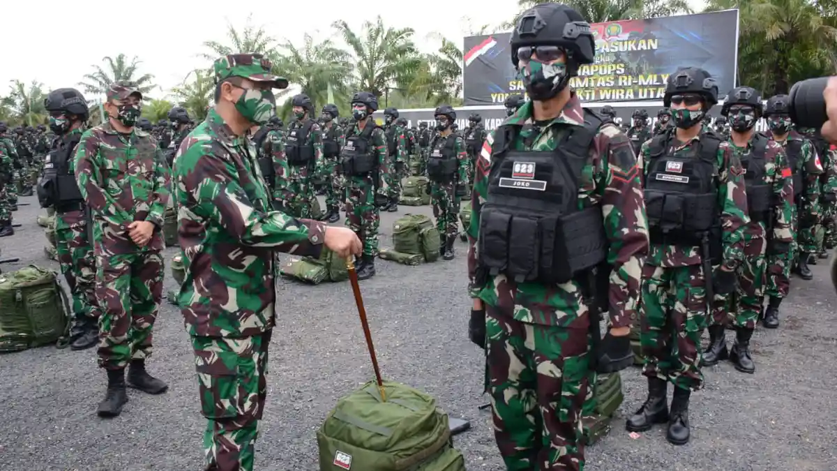 Danrem 101/Antasari Kolonel Inf Firmansyah Cek dan Periksa Pasukan Satgas Pamtas Yonif 623/BWU