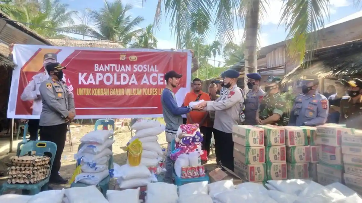 Wadansat Brimob Hantarkan Bantuan Kapolda Aceh ke Warga Terdampak Banjir di Aceh Timur 