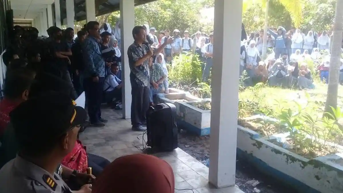 Siswa dan Guru SMA Negeri 5 Sinjai Demo Tolak Siswa Berstatus Narapidana Ikut Belajar di Sekolah Itu