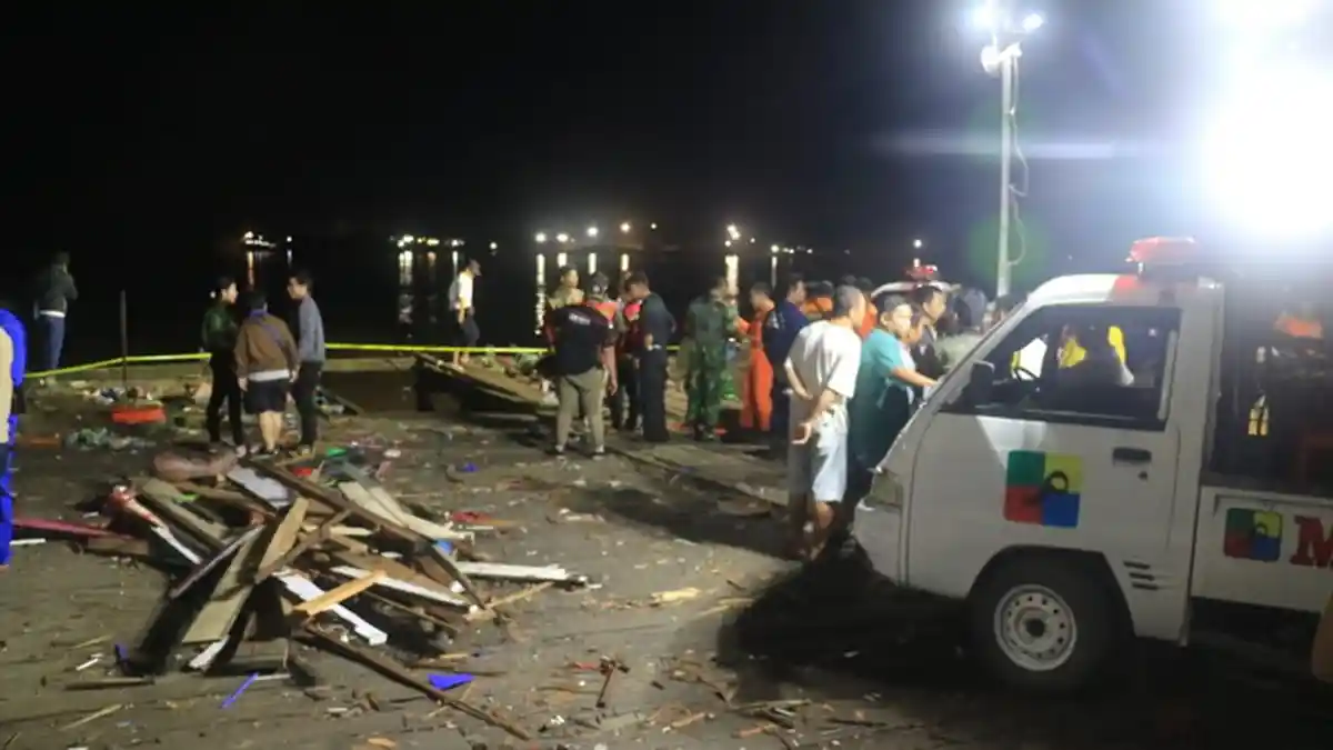 VIDEO - Ledakan Kapal di Samarinda, Dua Kapal Tenggelam dan Tiga Orang Luka Bakar