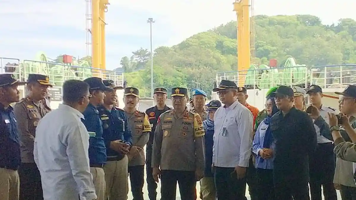 Kapolda NTB Pantau Arus Mudik di Pelabuhan Lembar, Cek Kondisi Kapal Hingga Pelampung Penumpang