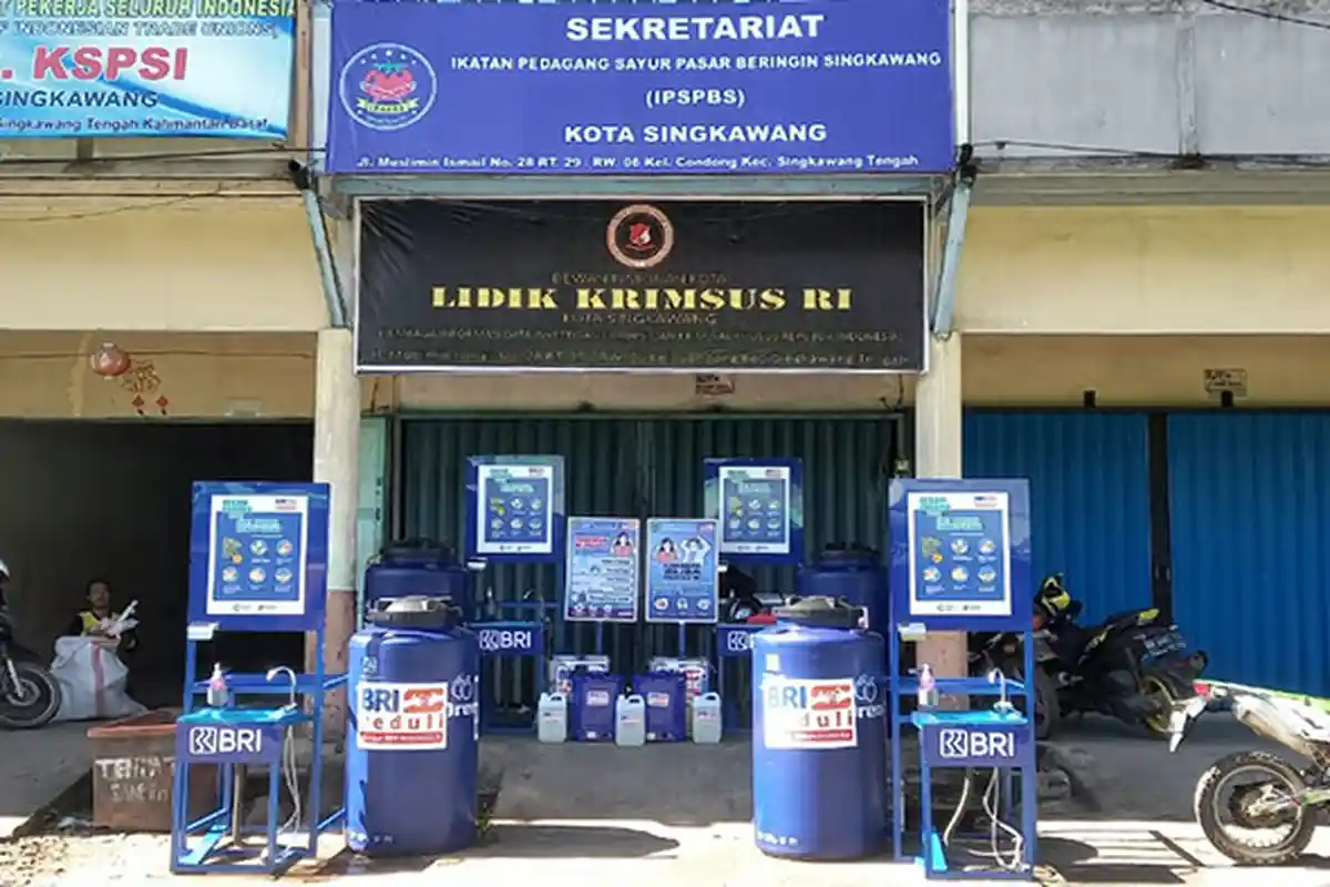 CSR BRI Peduli Sarana dan Prasarana Kebersihan Pasar Diserahkan di Singkawang dan Sambas - fdgdfgdfgdfg.jpg