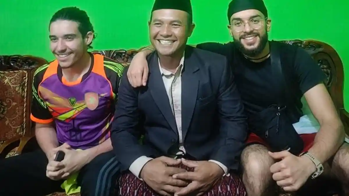 VIRAL Bule Tersesat ke Acara Halal Bihalal di Magelang, Warga: Pas Datang Bilang Assalamualaikum