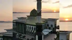 Masjid-Al-Munawwar-yang-terletak-di-jantung-Kota-Ternate-Maluku-Utara.jpg