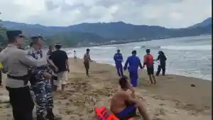 Pencarian-Wisatawan-yang-Hilang-Terseret-Ombak-di-Pantai-Prigi-Trenggalek.jpg