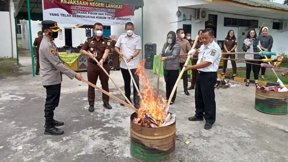 Jaksa Kejari Langkat dan Polisi Bakar Ganja dan Sabu di Kantor