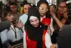 Memakai Hijab Roro Fitria Jalani Sidang Lanjutan