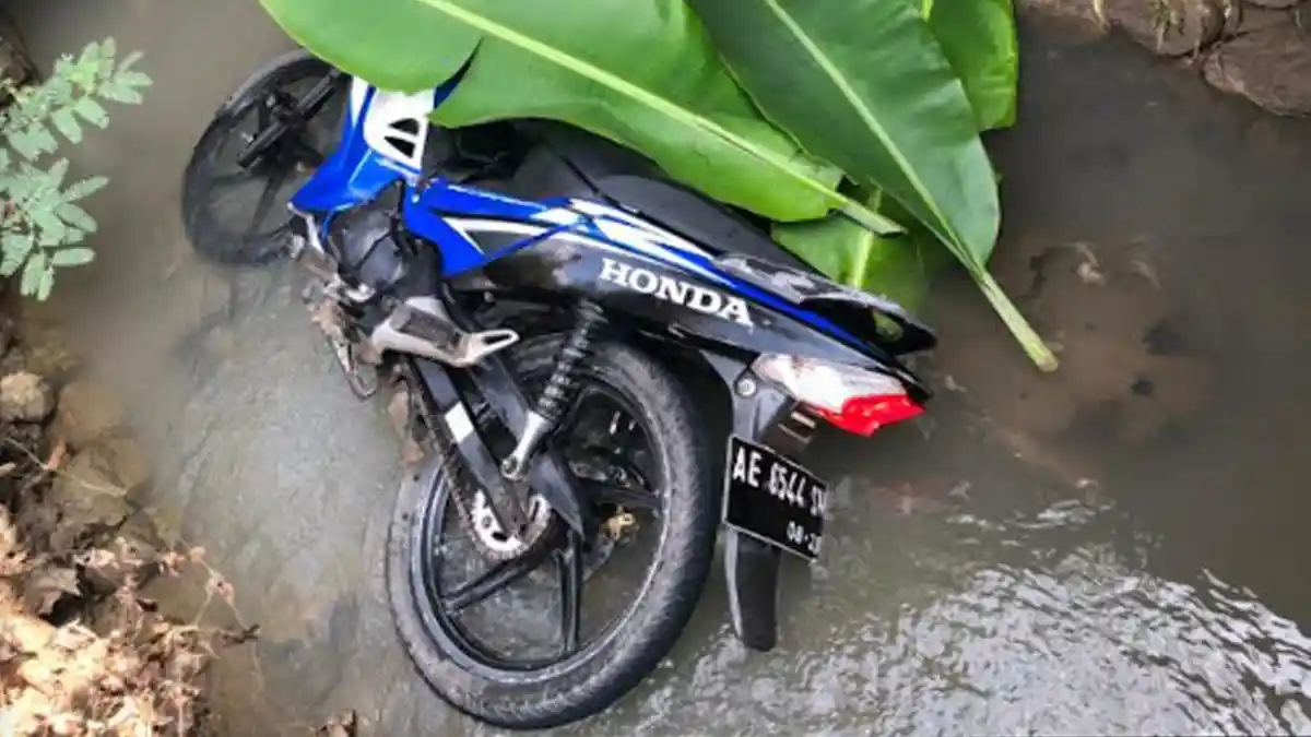Pengendara Motor di Ponorogo Tewas Seusai Terjun ke Sungai, Berawal dari Terobos Lampu Merah