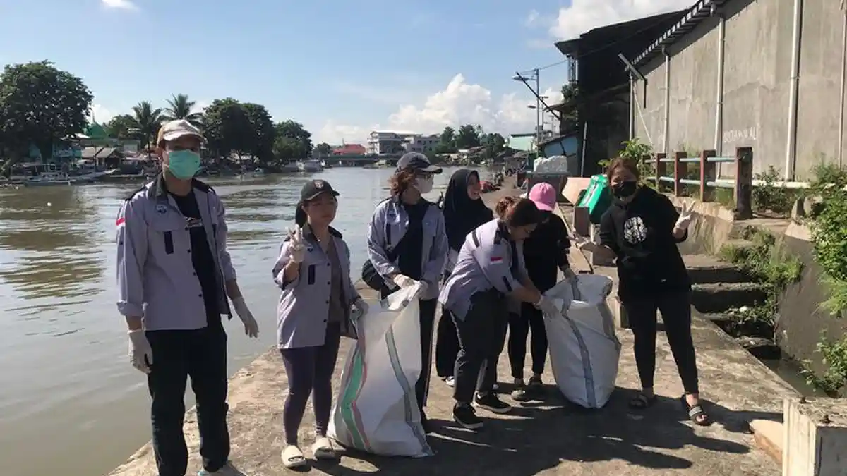 Peringati Hari Bumi 2025, IMPWK Unsrat dan DLH Manado Bersihkan Sungai Tondano