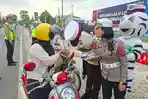 Jelang Berbuka Puasa, Sat Lantas Polres Simalungun Bagi-bagi Takjil Gratis di Pinggir Jalan 