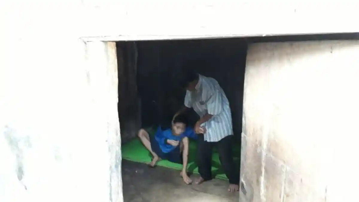 Eno Terpaksa Merantai Anak Bungsunya Lantaran Sering Mengamuk, Anak Lainnya Dikurung
