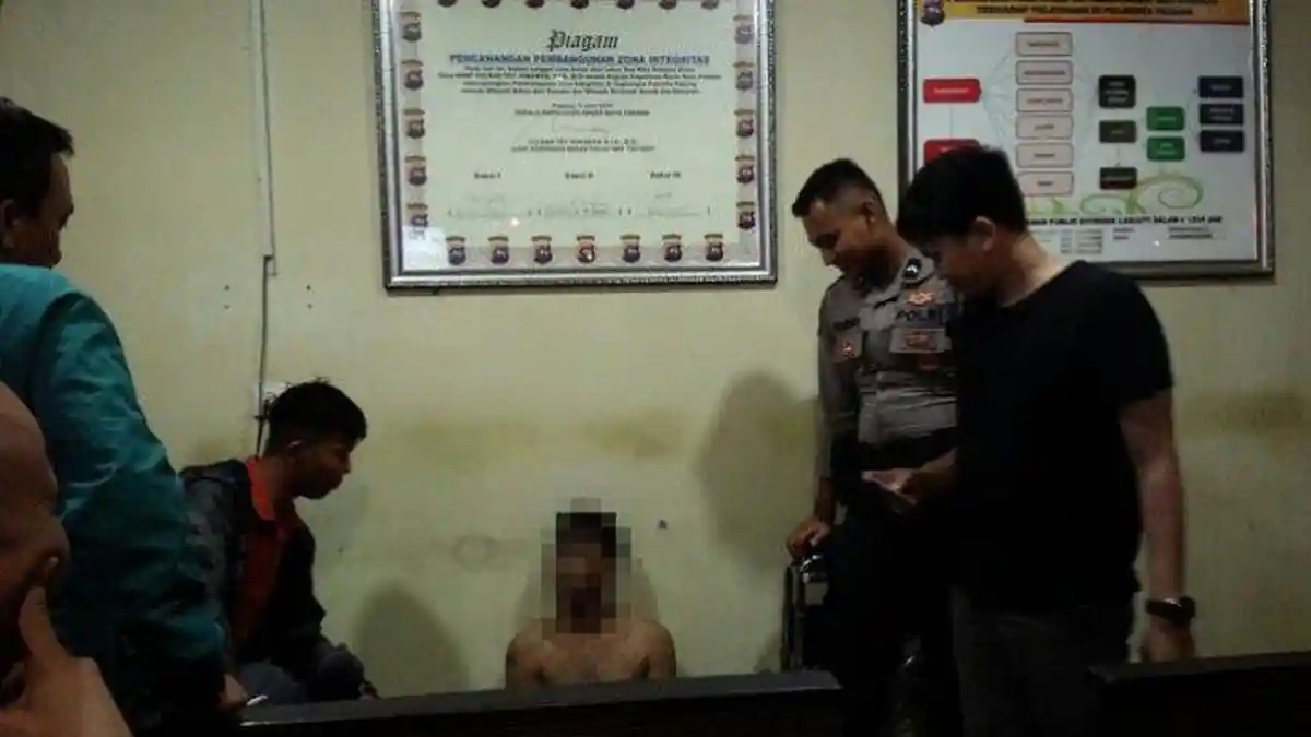 Curi Kotak Amal Masjid Setelah Jemaah Salat Tarawih, Pria di Padang Bonyok Dihajar Massa