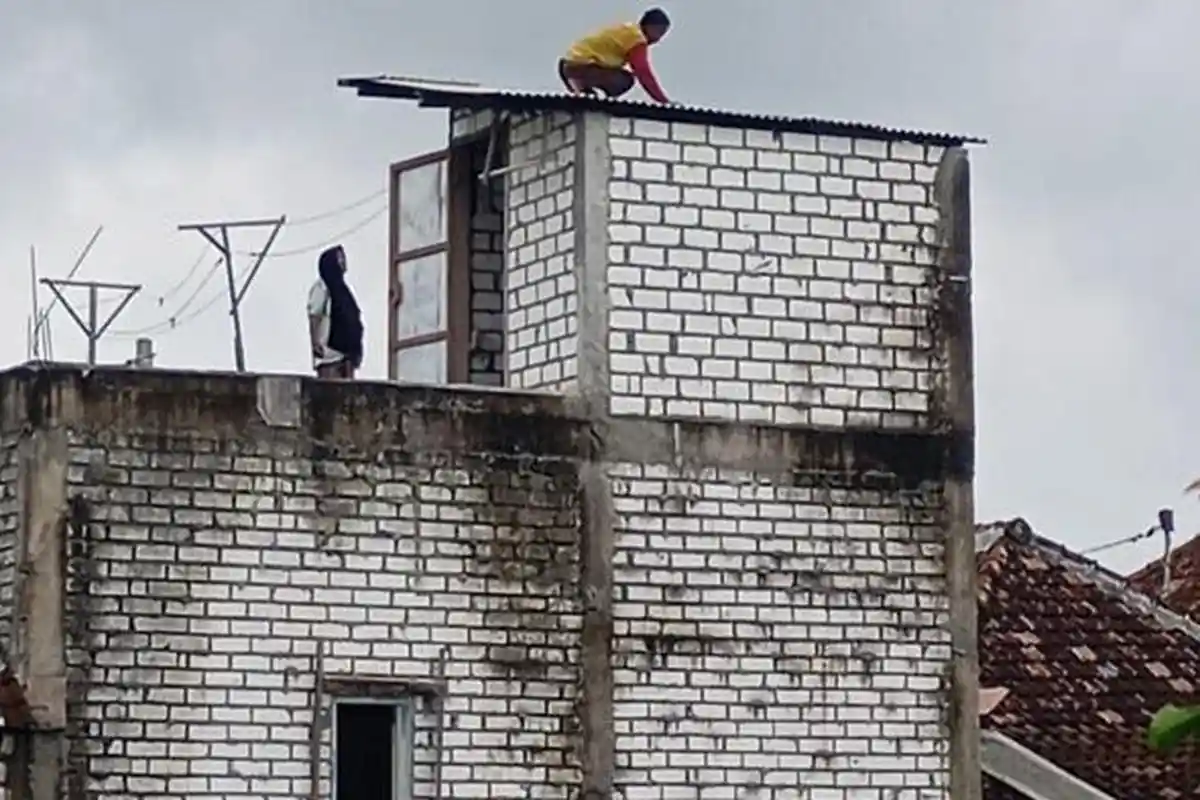 Bantu Penanganan Dampak Angin Puting Beliung, Bupati Gresik Puji Semangat Gotong Royong Warga