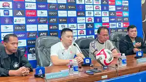 Owner-Persik-Kediri-Arthur-Irawan-dan-Ong-Kim-Swee-saat-post-match-press-conference.jpg