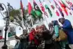 Foto Selfie di Bawah Bendera Peserta KTT Asia-Afrika