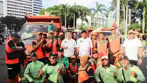 Pj-Gubernur-DKI-Jakarta-Teguh-Setyabudi-foto-bersama-petugas-Dinas-LH-di-kawasan-Monas.jpg