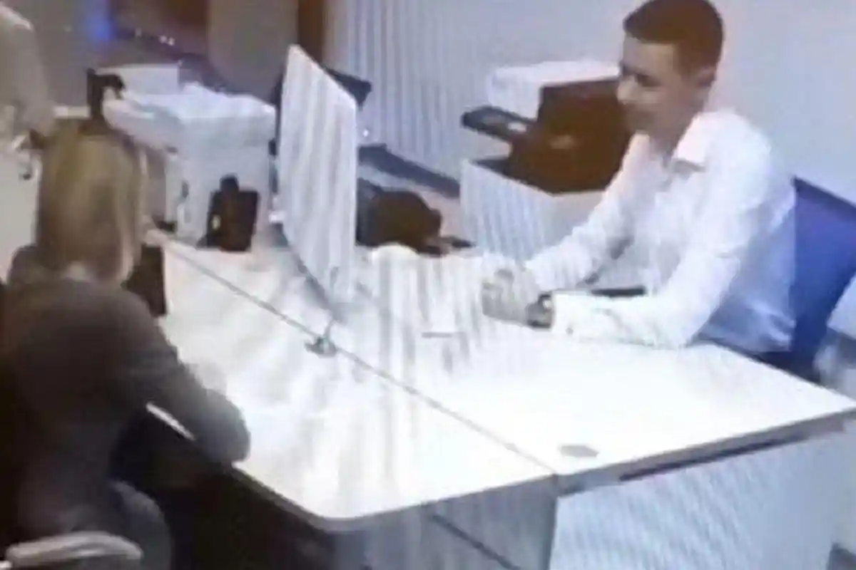 Modus Bugil Demi Pinjaman Uang,Wanita Ini tak Berdaya saat Manajer Bank Lakukan Hal Mengejutkan Ini