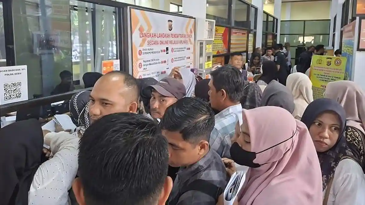 Siapkan Berkas PPPK Paruh Waktu, Ribuan Tenaga Honorer Serbu Mapolres Bireuen